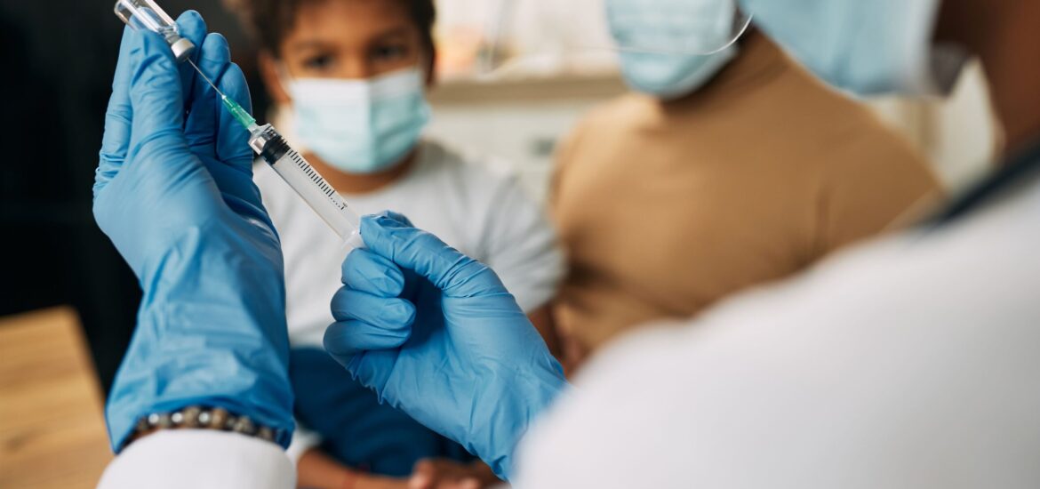 closeup-pediatrician-preparing-vaccine-child (2)