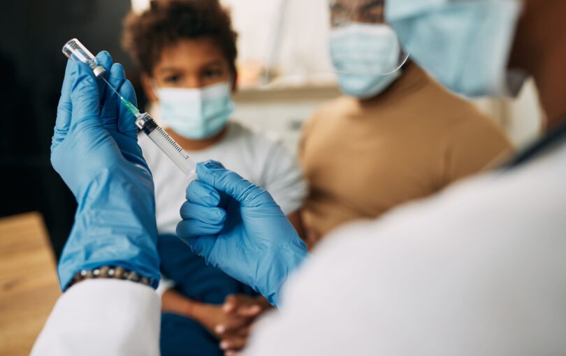 closeup-pediatrician-preparing-vaccine-child (2)